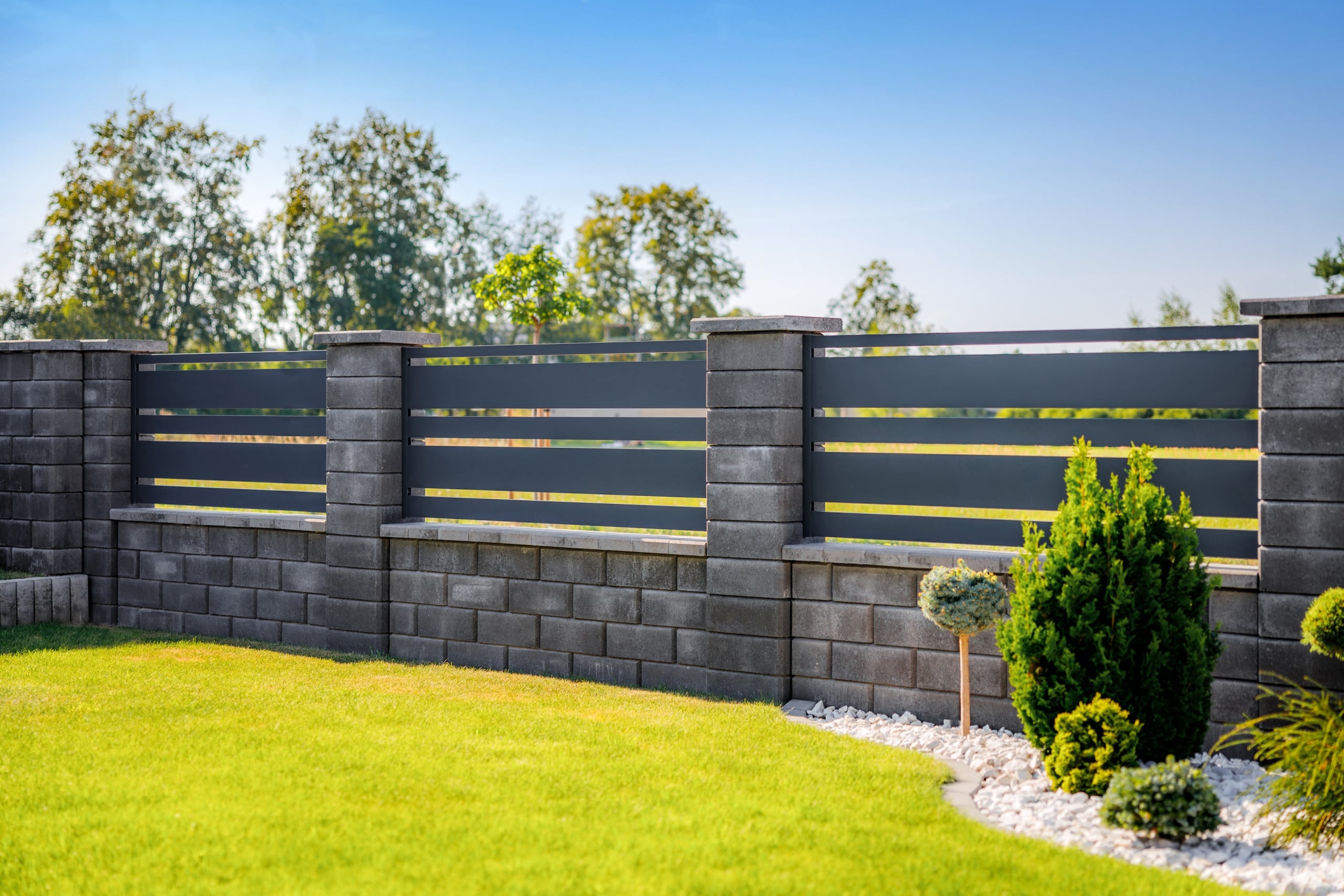 Hliníkový plot LAMARK | Motiv Lobon | Šedá antracitová barva | Betonové sloupky