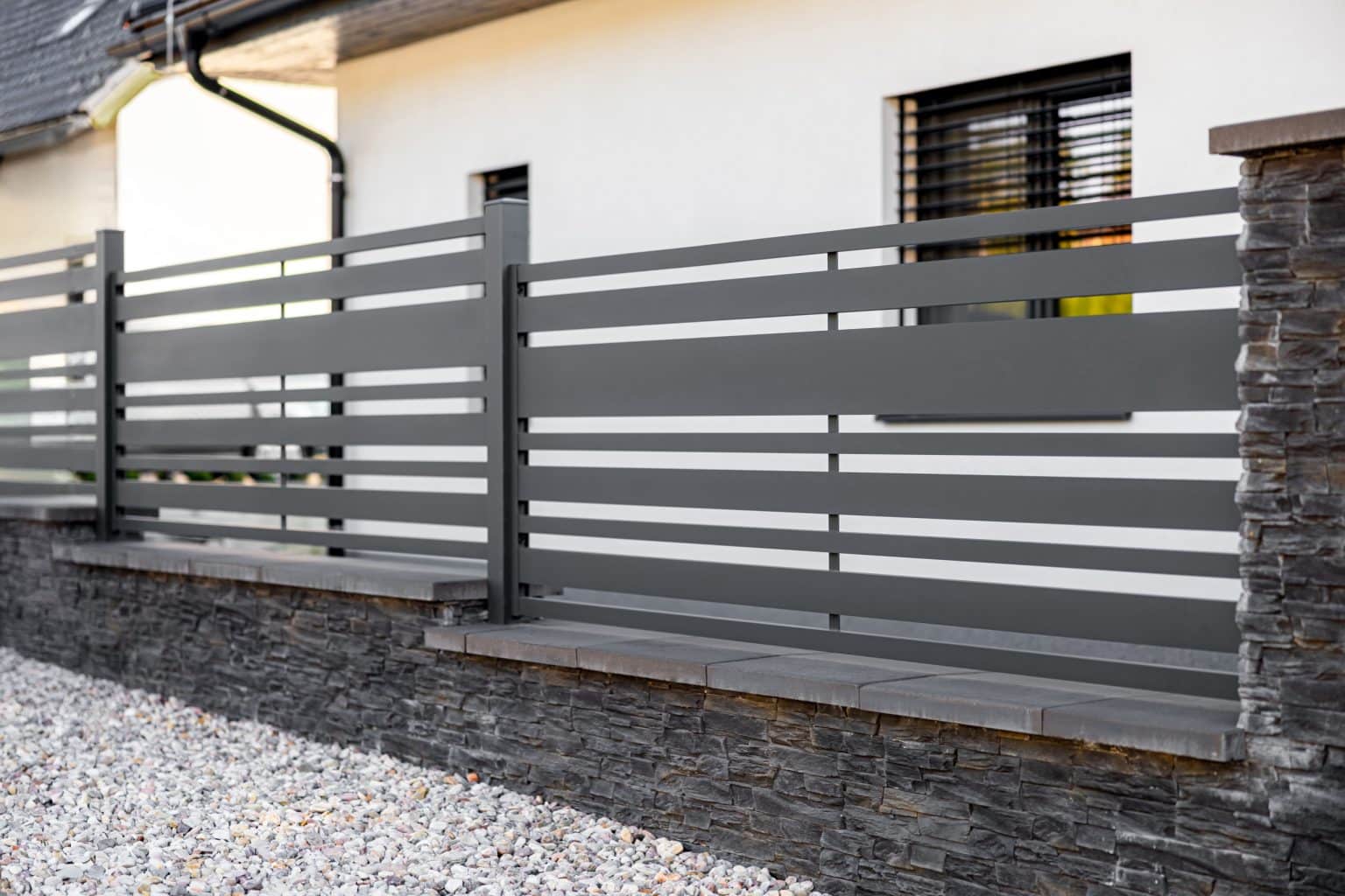 Hliníkový plot LAMARK | Motiv Lobon | Šedá antracitová barva | Zděné a hliníkové sloupky