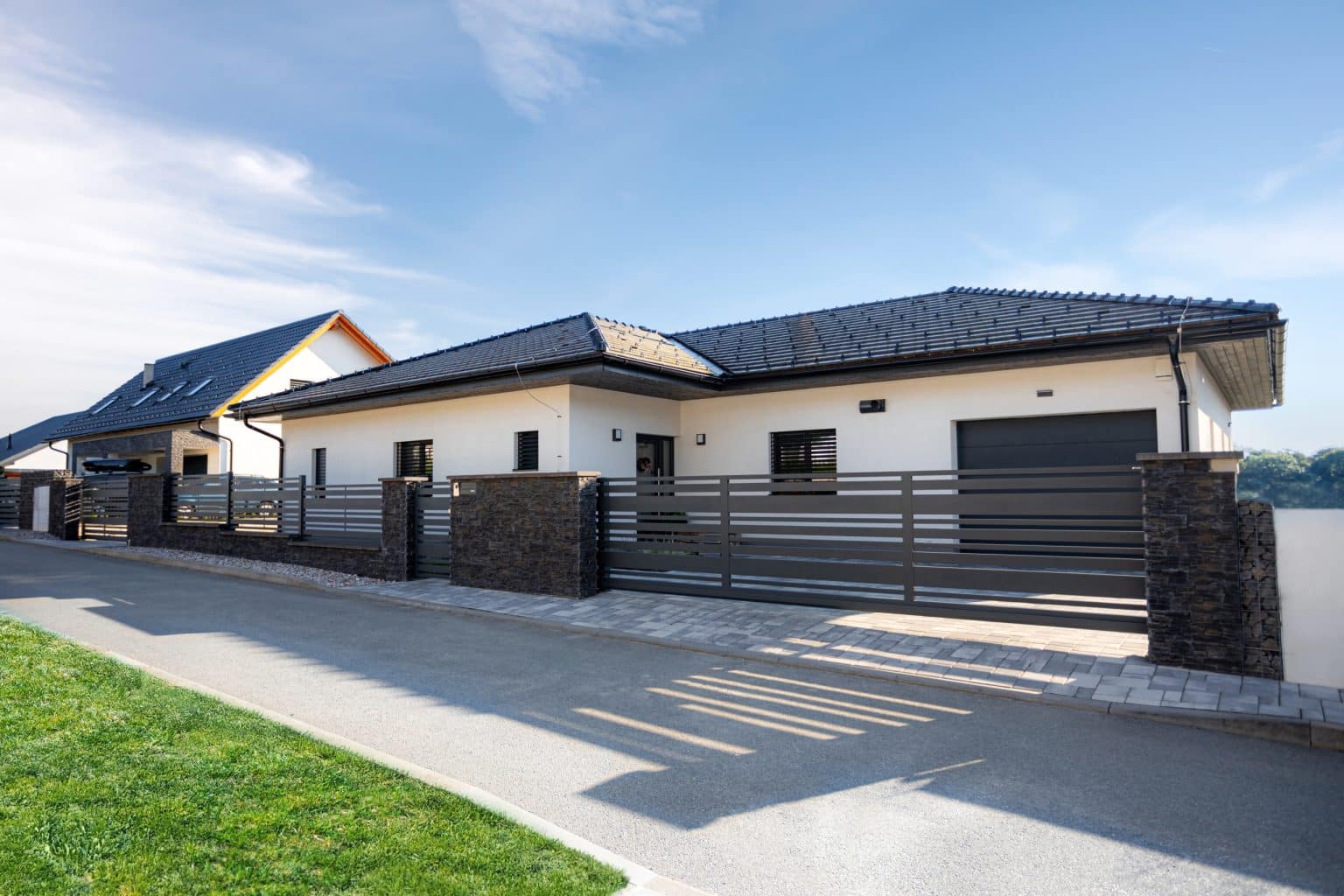 Hliníkový plot LAMARK | Motiv Lobon | Šedá antracitová barva | Zděné a hliníkové sloupky