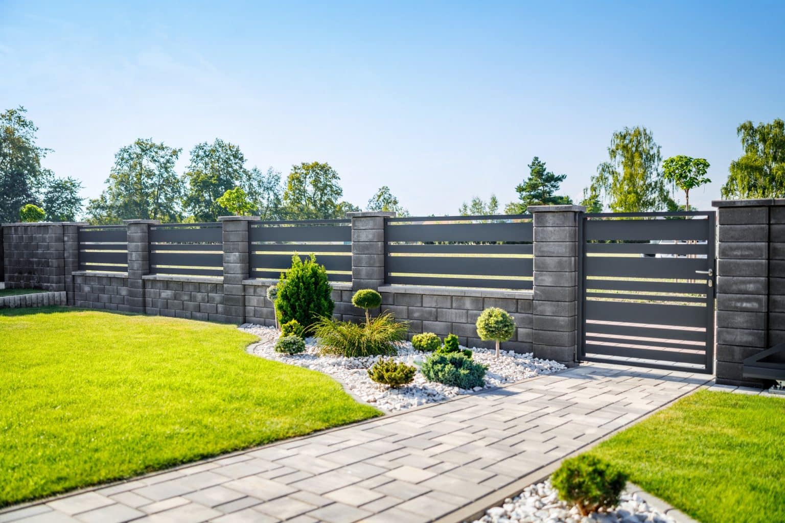 Hliníkový plot a jednokřídlá branka LAMARK | Motiv Lobon | Šedá antracitová barva | Betonové sloupky