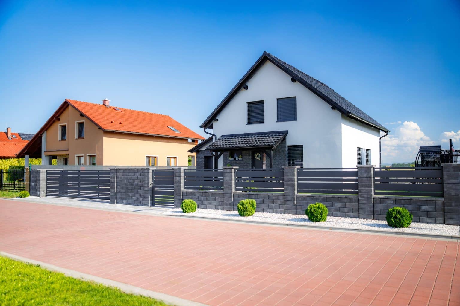 Hliníkové oplocení LAMARK | Motiv Lobon | Šedá antracitová barva | Betonové sloupky