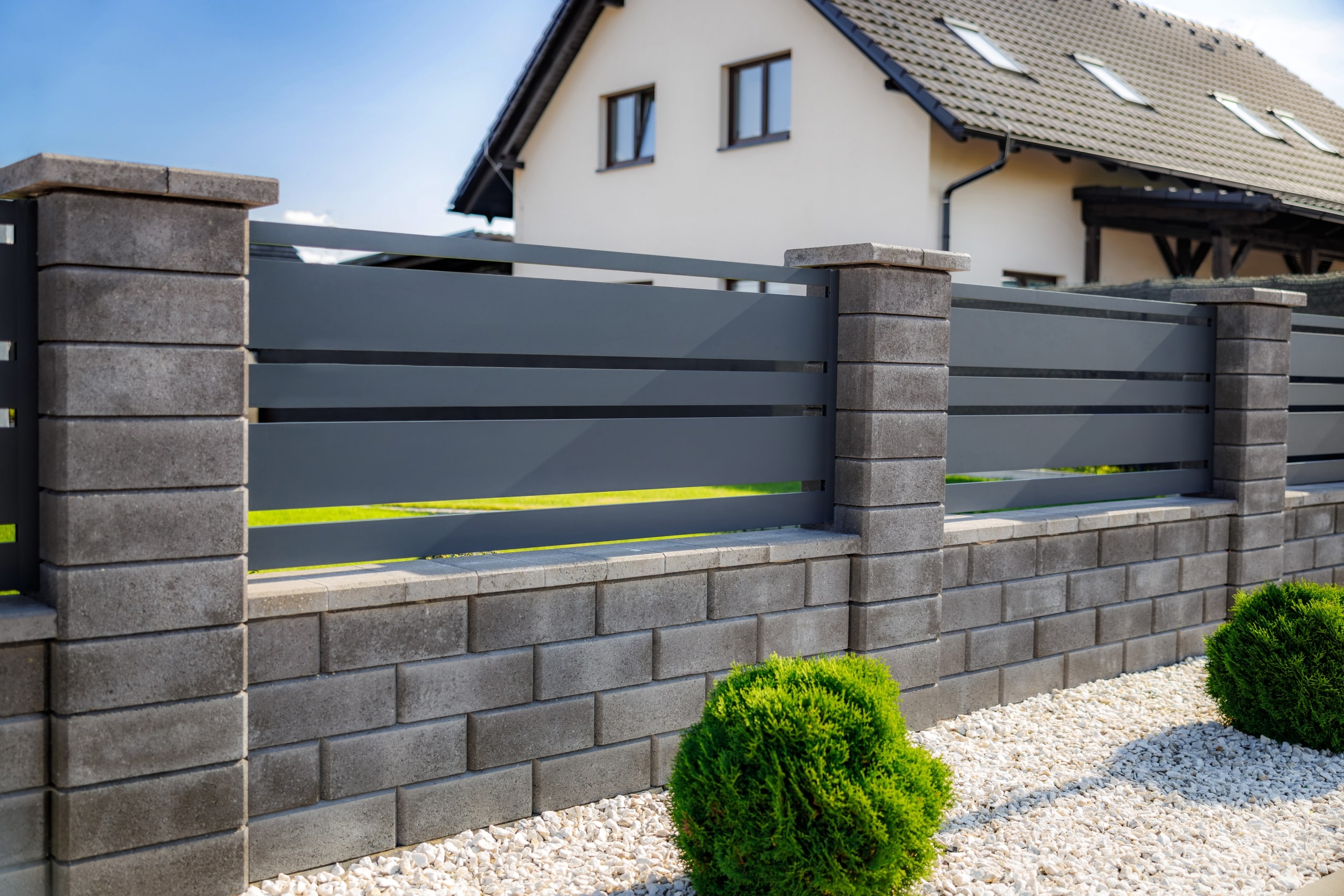 Hliníkový plot LAMARK | Motiv Lobon | Šedá antracitová barva | Betonové sloupky