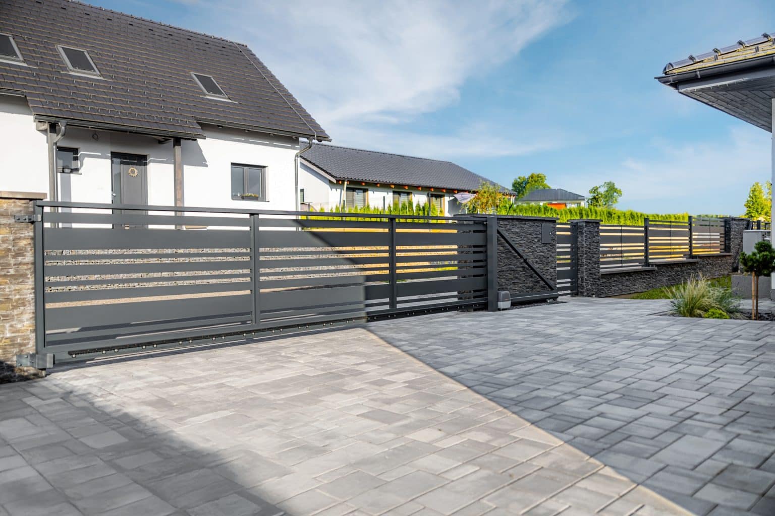 Hliníková brána a branka LAMARK | Motiv Lobon | Šedá antracitová barva | Zděné a hliníkové sloupky