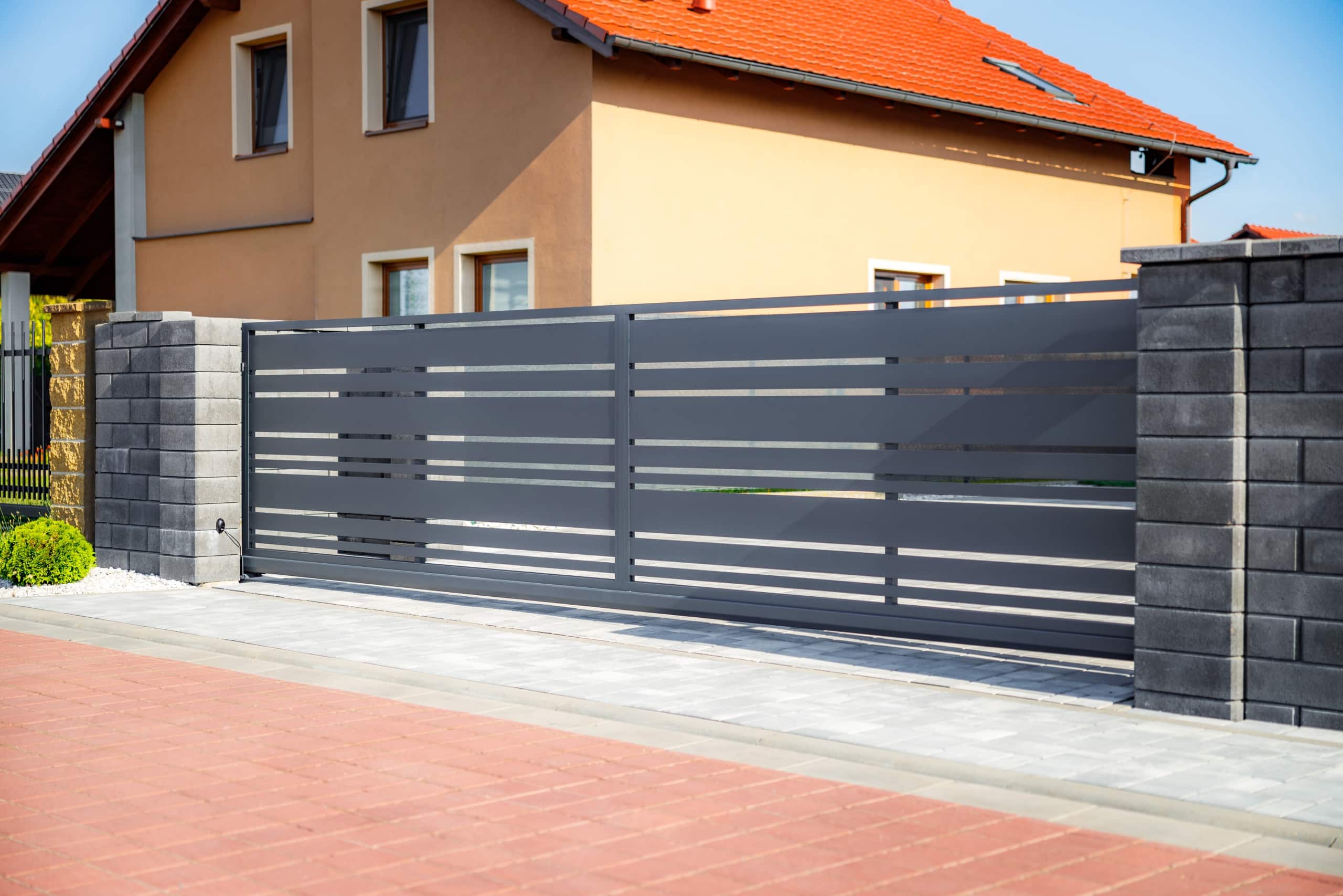 Hliníková samonosná posuvná brána LAMARK | Motiv Lobon | Šedá antracitová barva | Betonové sloupky