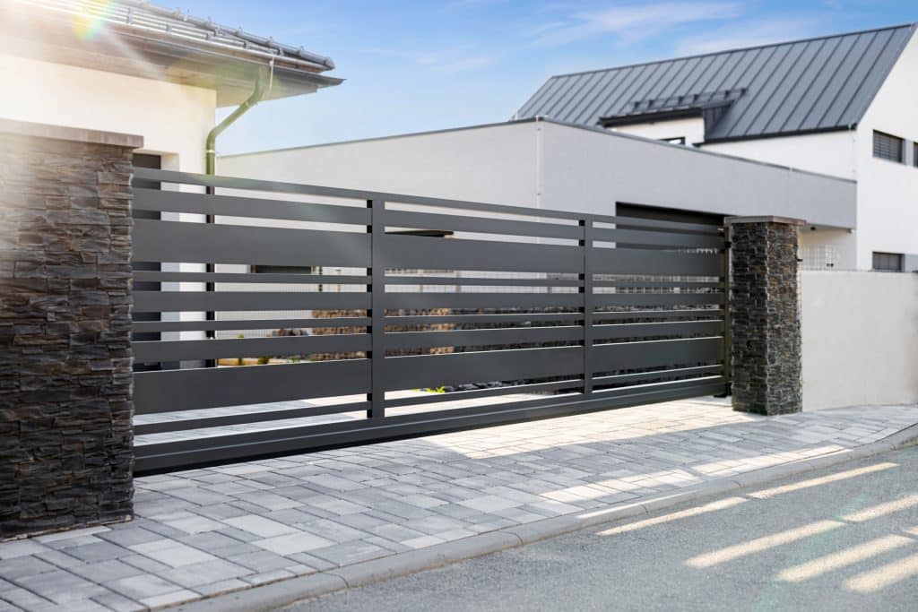 Hliníková samonosná posuvná brána LAMARK | Motiv Lobon | Šedá antracitová barva | Zděné sloupky