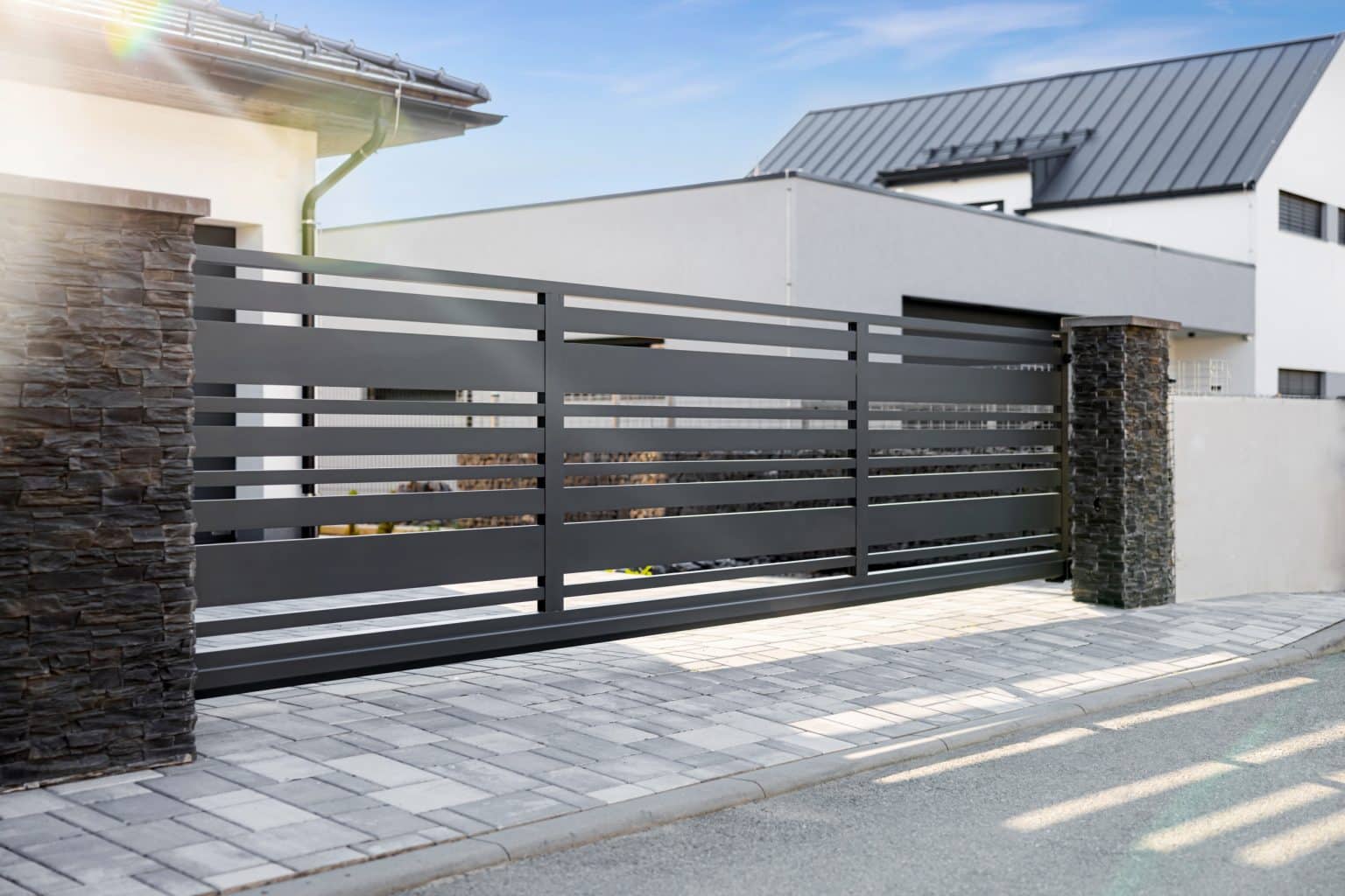 Hliníková samonosná posuvná brána LAMARK | Motiv Lobon | Šedá antracitová barva | Zděné sloupky