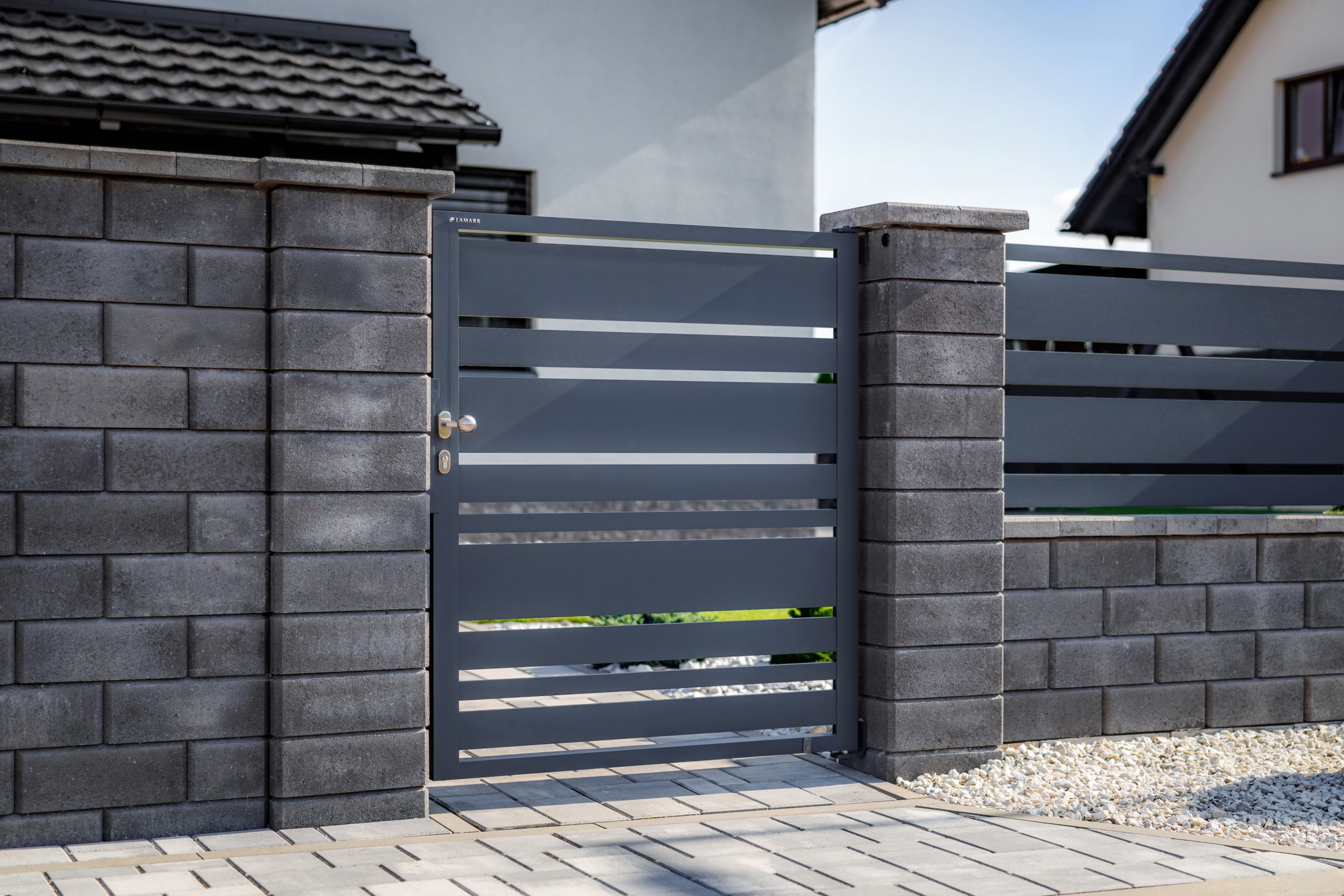 Hliníková jednokřídlá branka LAMARK | Motiv Lobon | Šedá antracitová barva | Betonové sloupky
