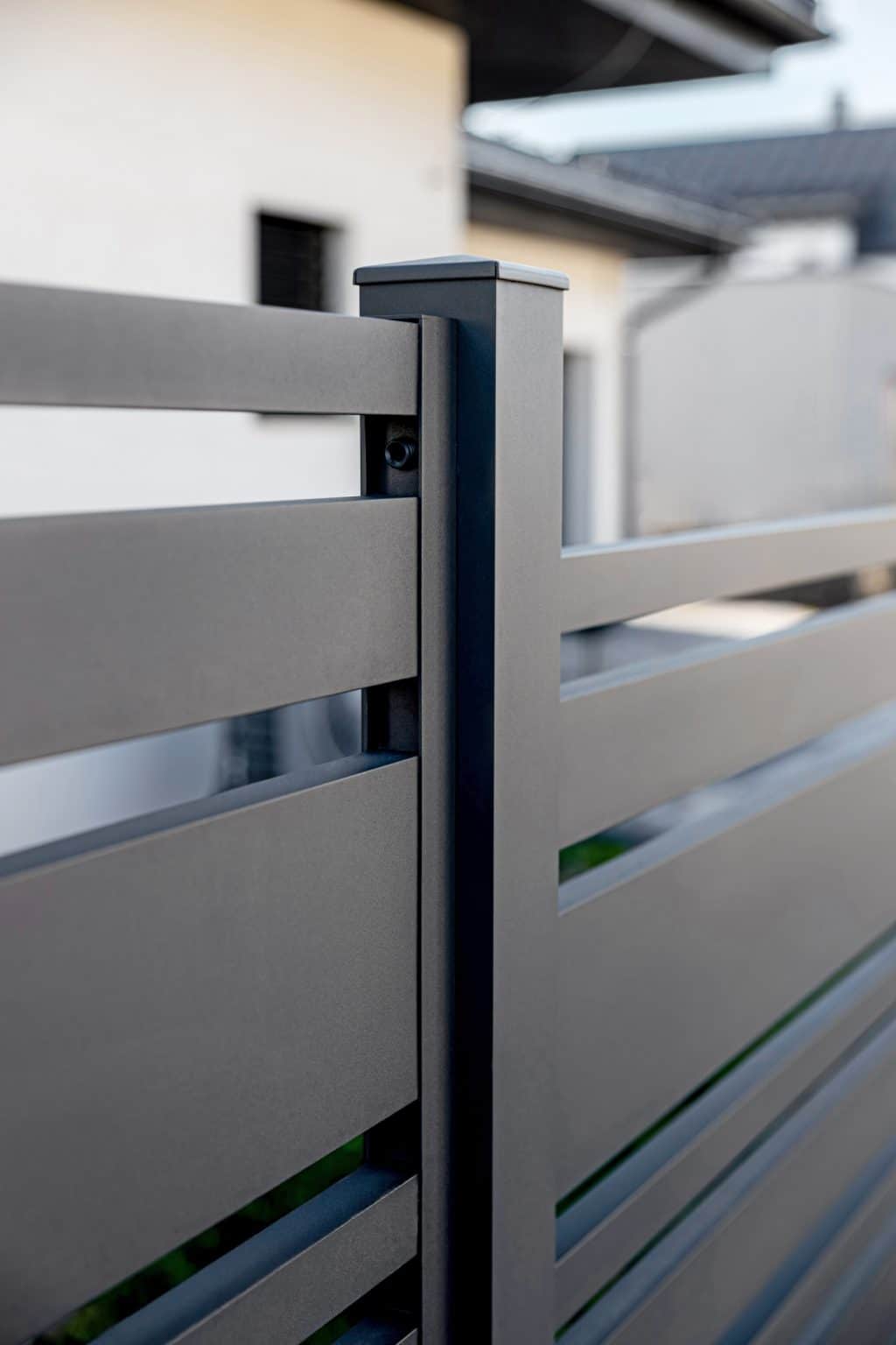 Detail uchycení hliníkového plotu LAMARK | Motiv Lobon | Šedá antracitová barva | Hliníkové sloupky