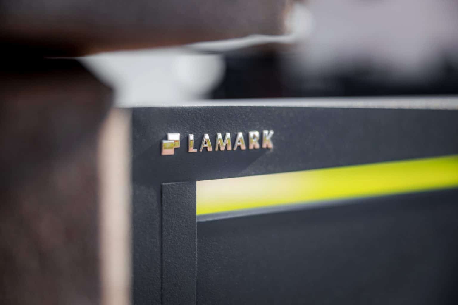 Detail loga LAMARK na hliníkové brance | Motiv Lobon | Šedá antracitová barva | Betonové sloupky