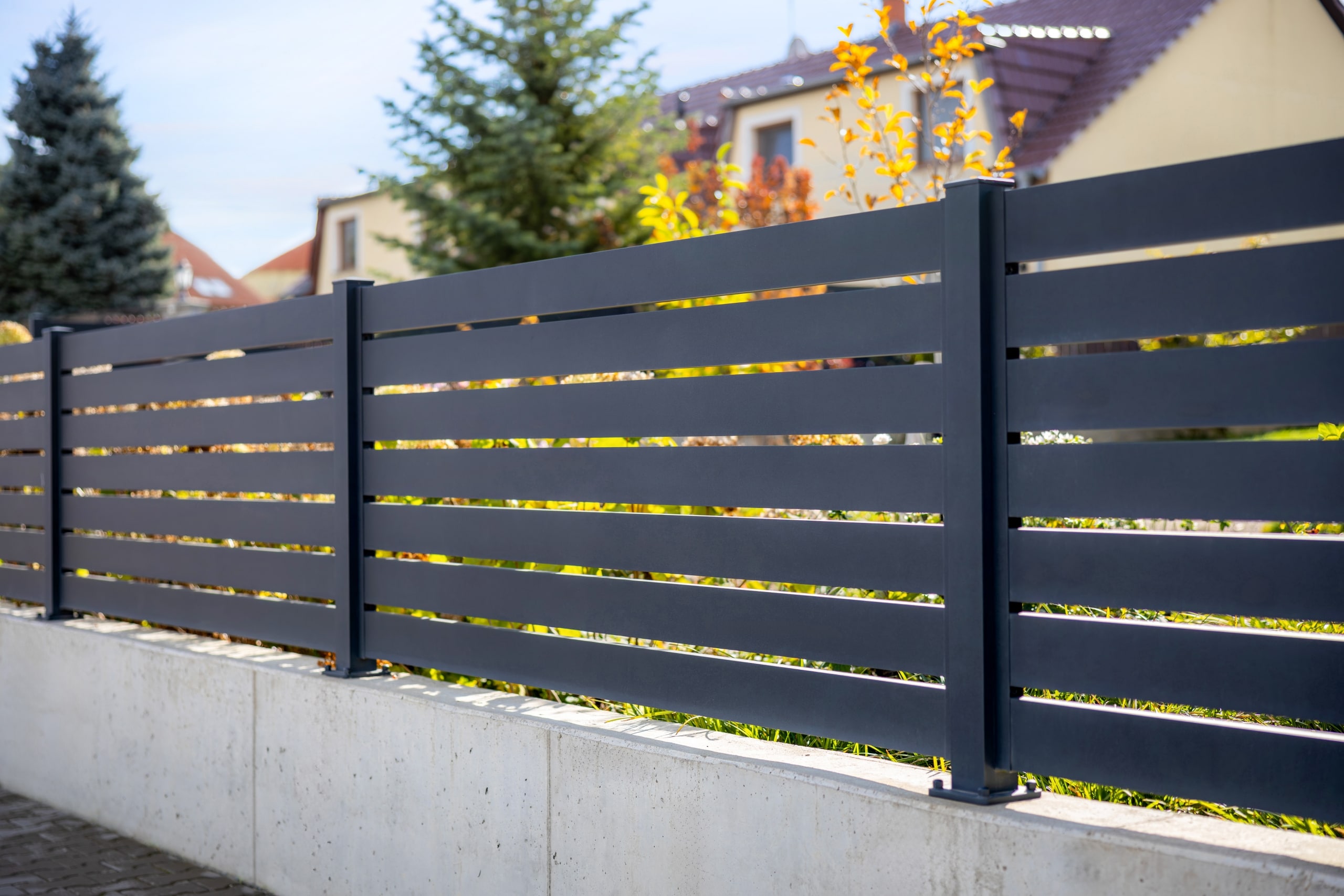 Hliníkový plot LAMARK | Motiv Samos | Černá kovářská barva | Zděné a hliníkové sloupky