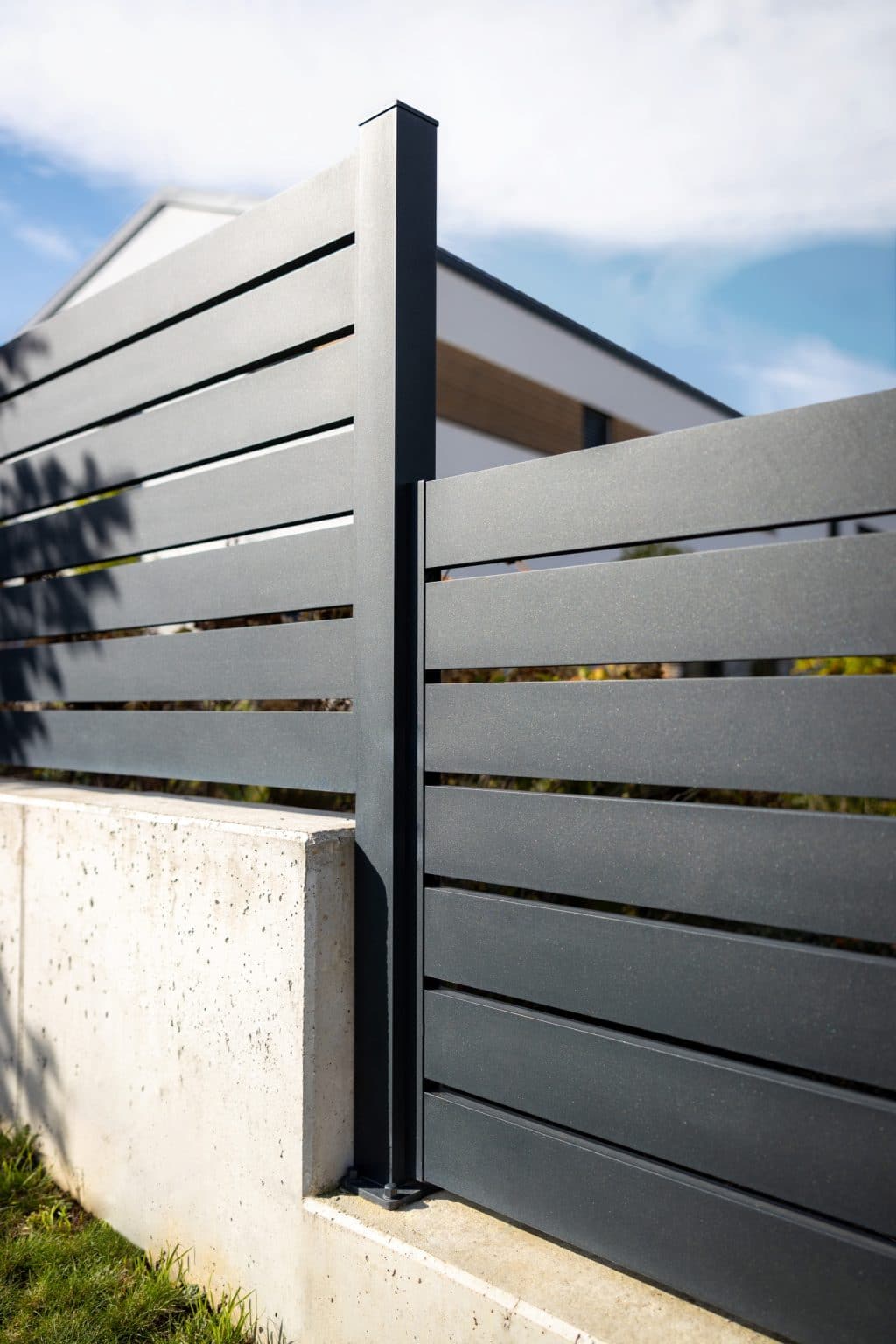 Detail hliníkového sloupku LAMARK | Hliníkový plot LAMARK | Motiv Samos | Černá kovářská barva | Zděné a hliníkové sloupky
