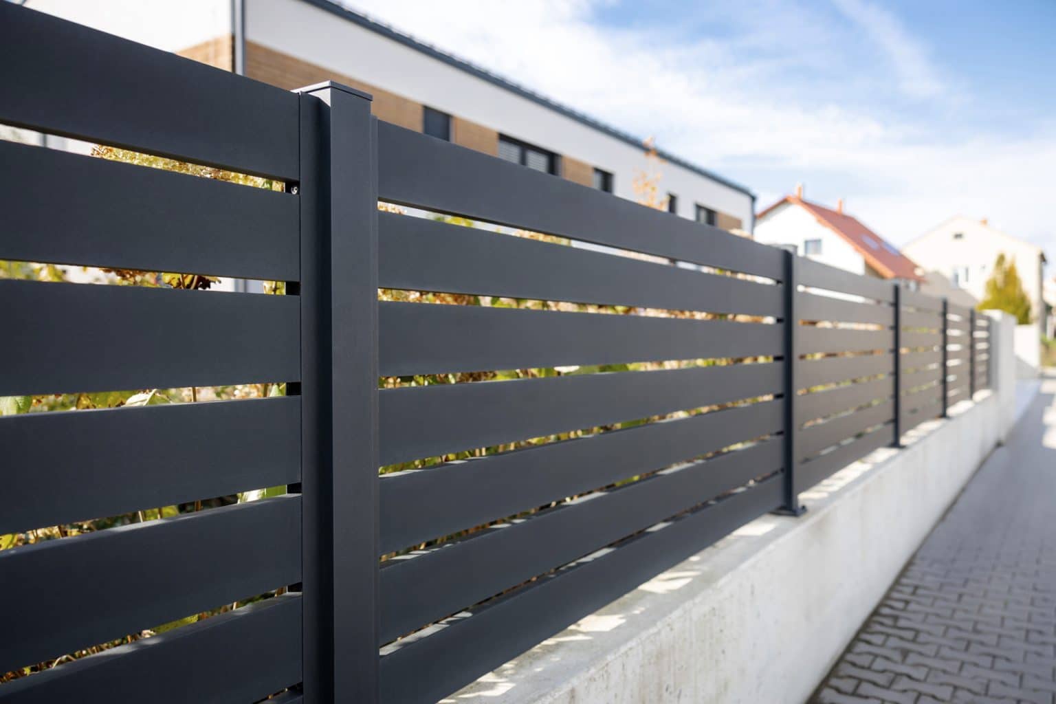 Hliníkový plot LAMARK | Motiv Samos | Černá kovářská barva | Zděné a hliníkové sloupky