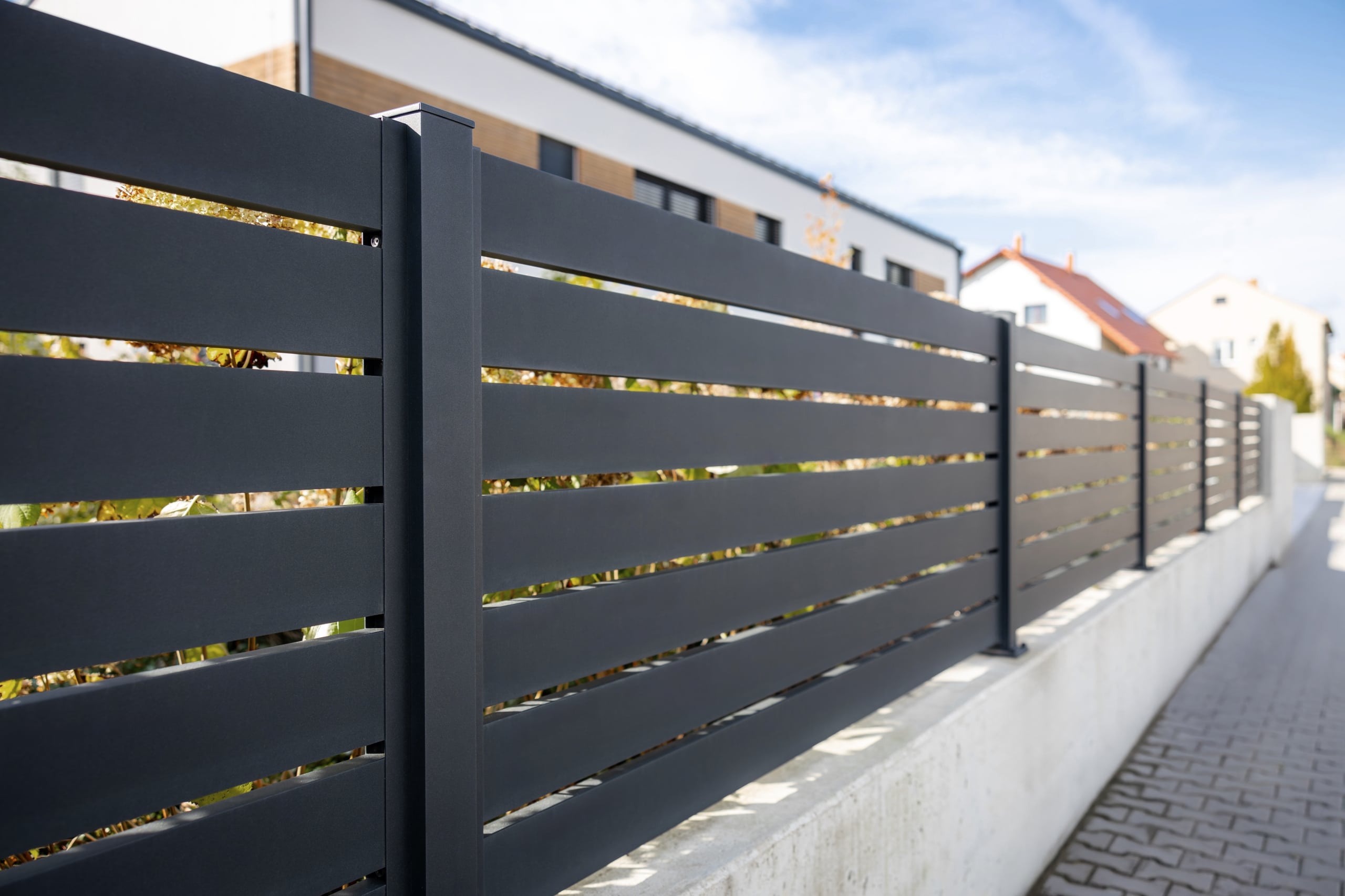 Hliníkový plot LAMARK | Motiv Samos | Černá kovářská barva | Zděné a hliníkové sloupky