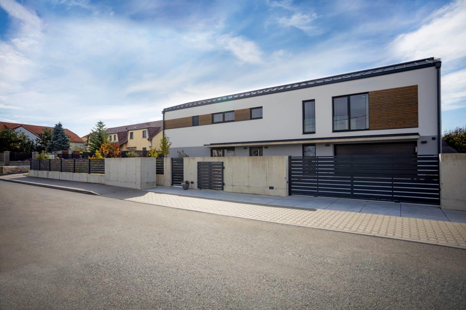 Hliníkový plot LAMARK | Motiv Samos | Černá kovářská barva | Zděné a hliníkové sloupky