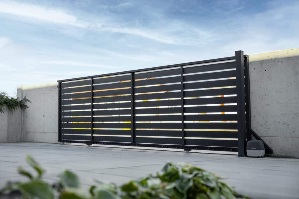 Hliníková brána posuvná po kolejnici LAMARK | Motiv Samos | Černá kovářská barva | Zděné a hliníkové sloupky