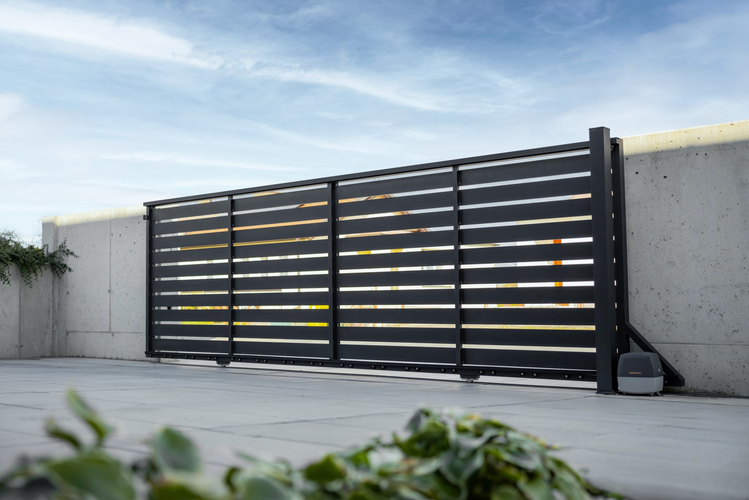 Hliníková brána posuvná po kolejnici LAMARK | Motiv Samos | Černá kovářská barva | Zděné a hliníkové sloupky