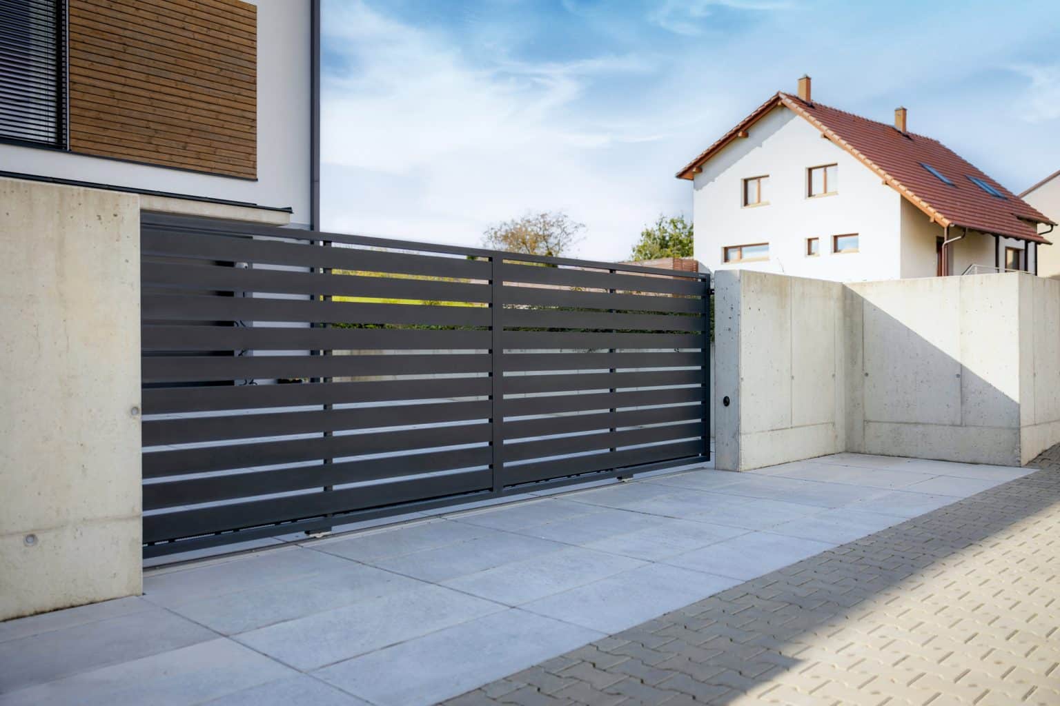 Hliníková brána posuvná po kolejnici LAMARK | Motiv Samos | Černá kovářská barva | Zděné a hliníkové sloupky