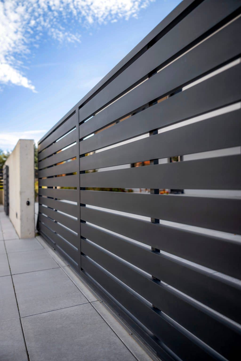 Hliníková brána posuvná po kolejnici LAMARK | Motiv Samos | Černá kovářská barva | Zděné a hliníkové sloupky