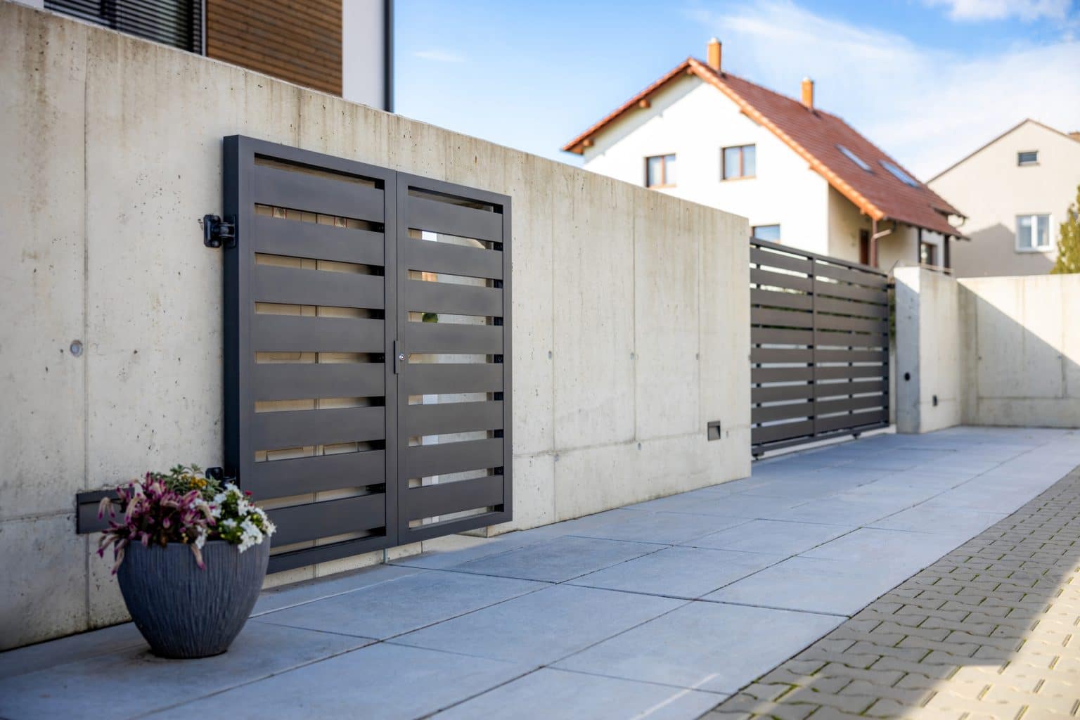 Hliníková branka a brána LAMARK | Motiv Samos | Černá kovářská barva | Zděné a hliníkové sloupky