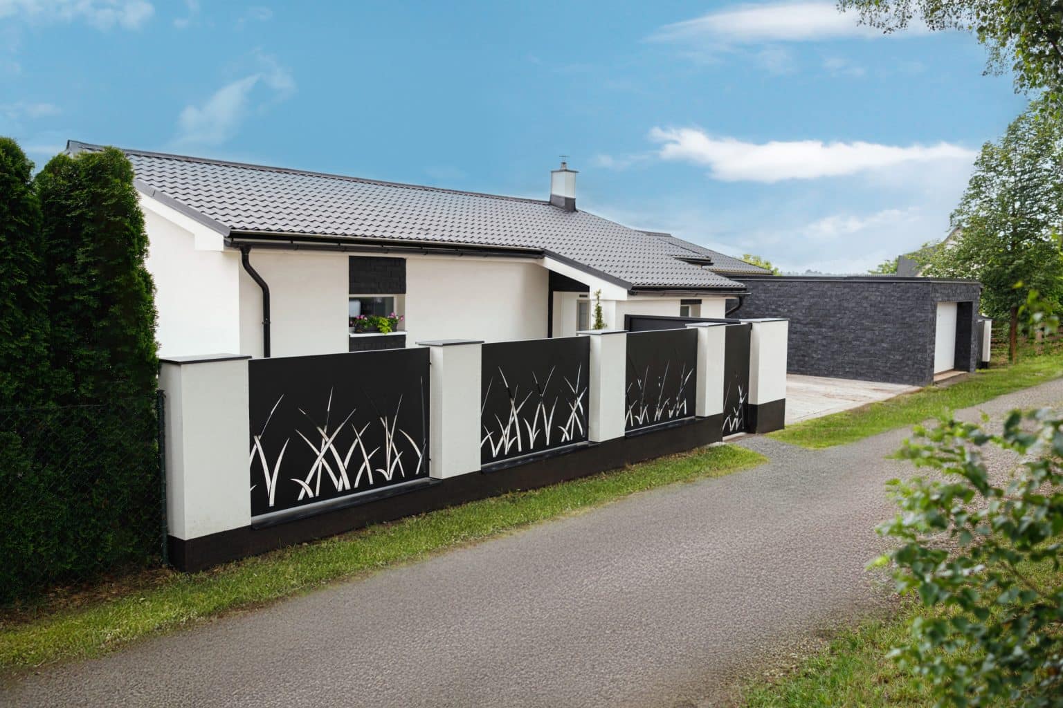 Deskové oplocení LAMARK | Motiv Sora | Černá kovářská barva | Zděné sloupky