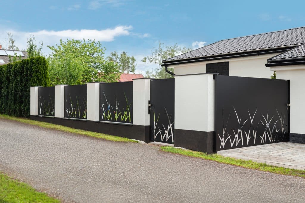 Deskové oplocení LAMARK | Motiv Sora | Černá kovářská barva | Zděné sloupky