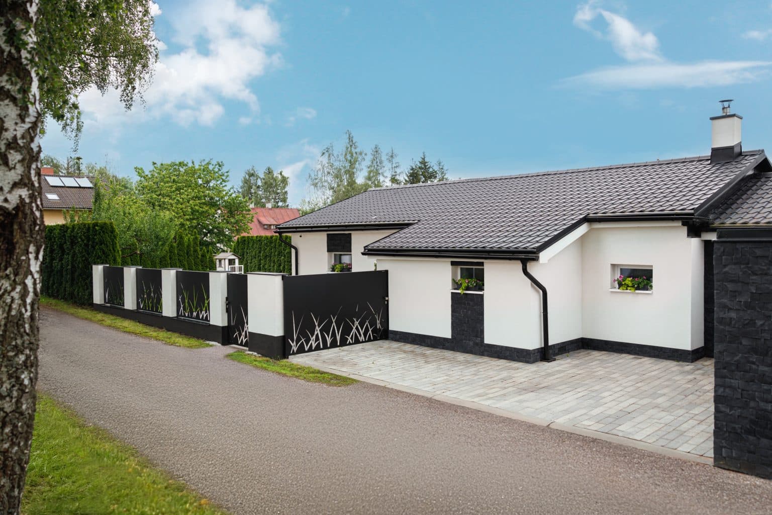 Deskové oplocení LAMARK | Motiv Sora | Černá kovářská barva | Zděné sloupky