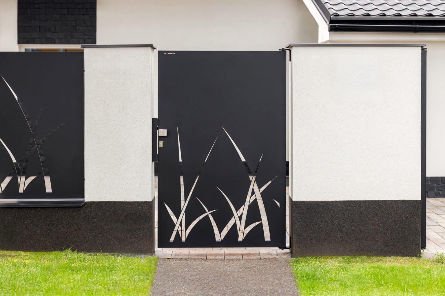 Desková jednokřídlá branka LAMARK | Motiv Sora | Černá kovářská barva | Zděné sloupky