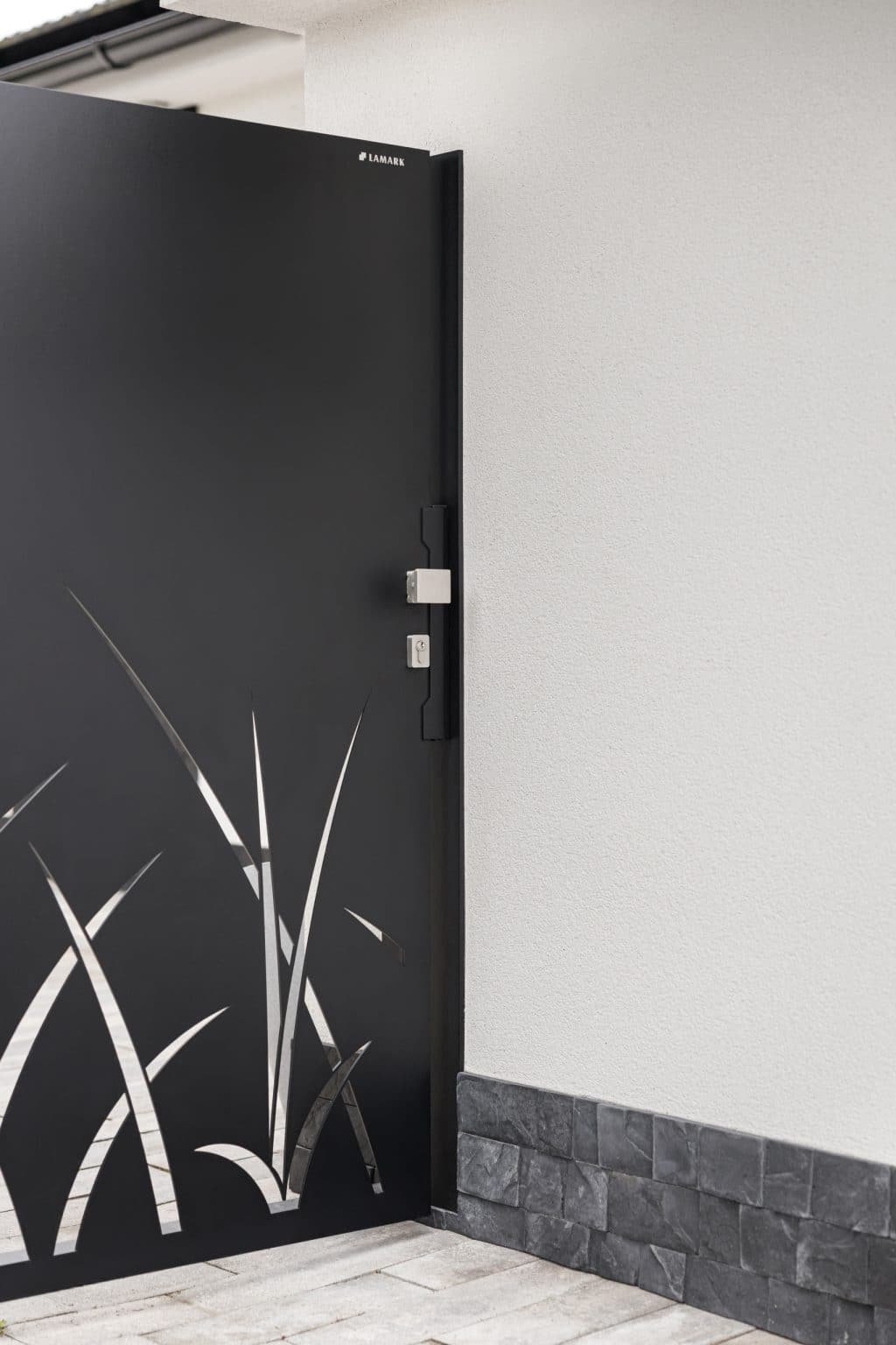 Desková otočná jednokřídlá brána LAMARK | Motiv Sora | Černá kovářská barva | Zděné sloupky