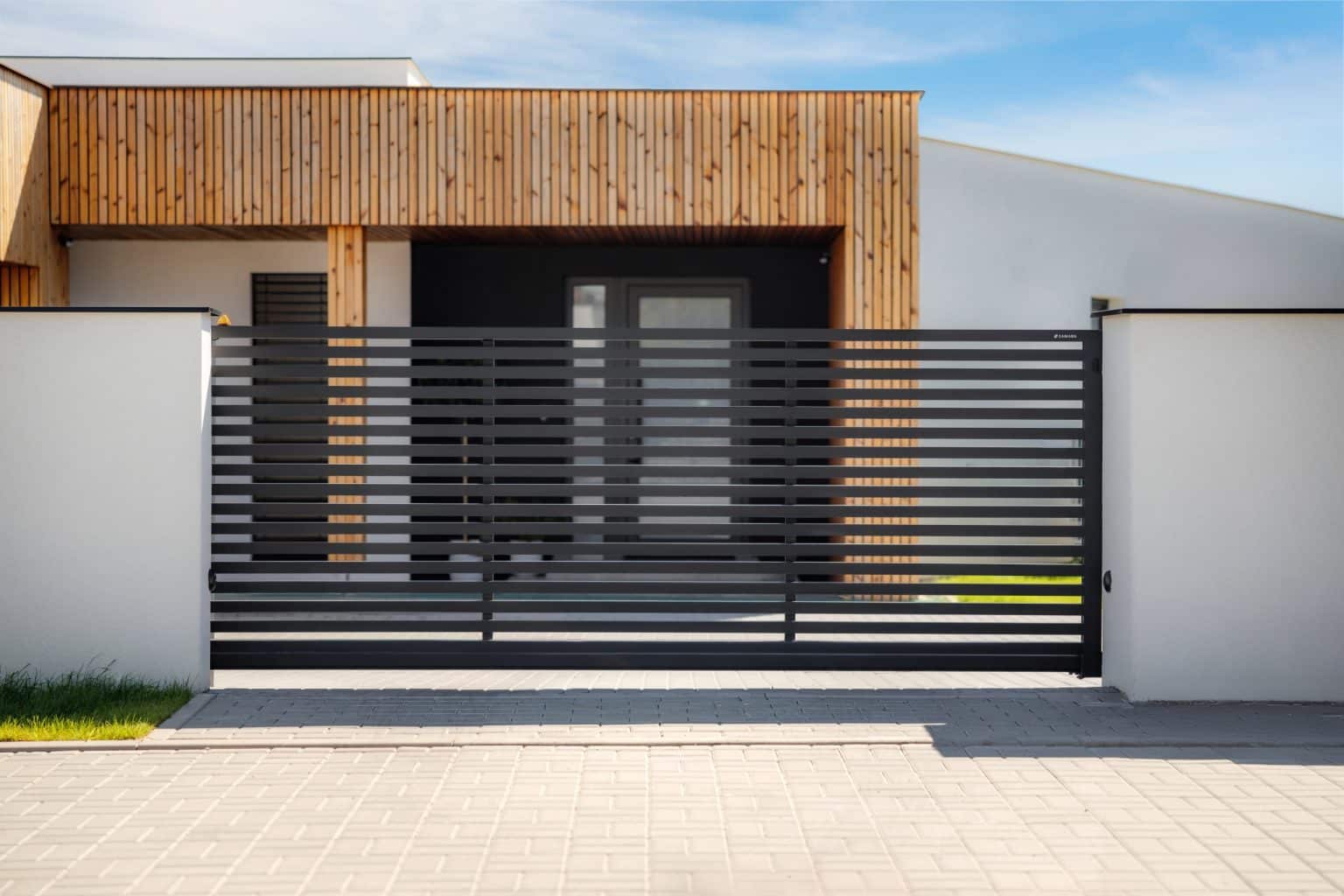 Hliníková samonosná posuvná brána LAMARK | Motiv Avila | Černá kovářská barva