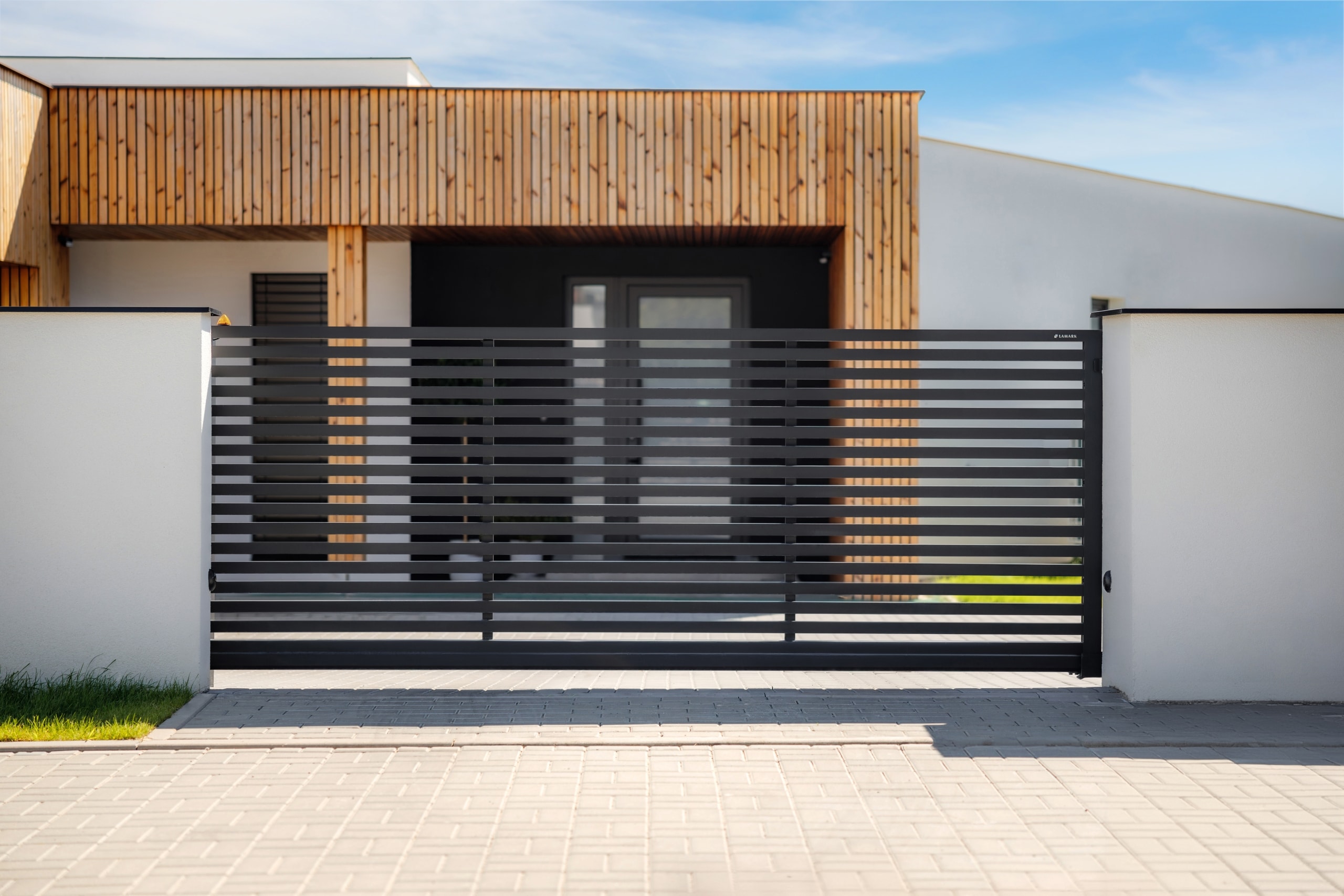 Hliníková samonosná posuvná brána LAMARK | Motiv Avila | Černá kovářská barva