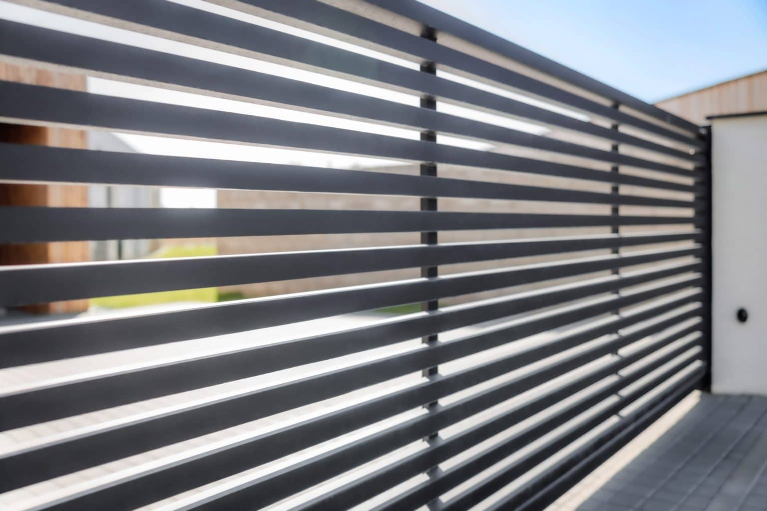 Hliníková samonosná posuvná brána LAMARK | Motiv Avila | Černá kovářská barva