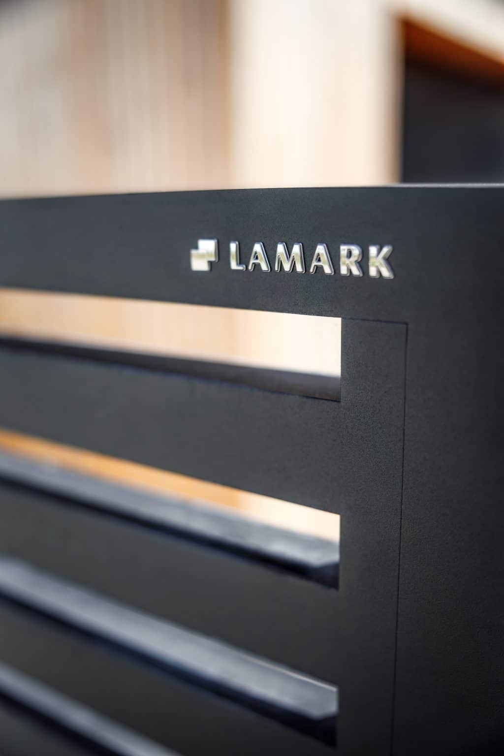 Detail loga LAMARK na hliníkové brance | Motiv Avila | Černá kovářská barva