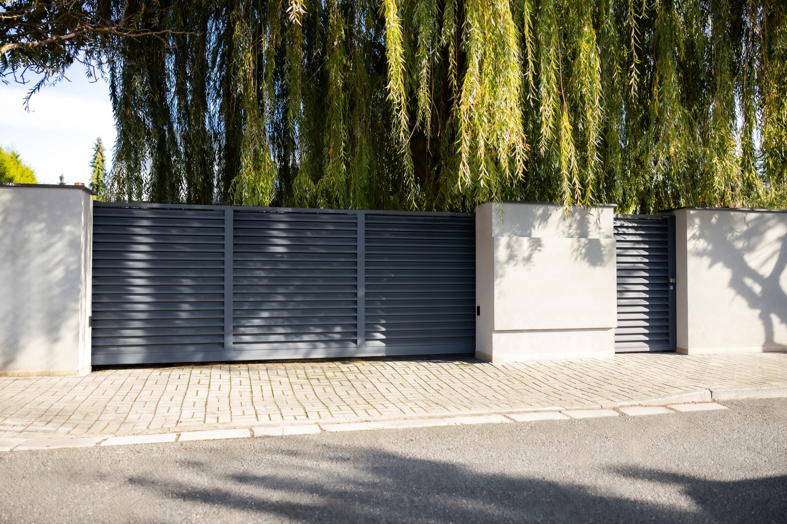 Hliníková samonosná posuvná brána a jednokřídlá branka LAMARK | Motiv Lugo | Šedá antracitová barva | Zděné sloupky