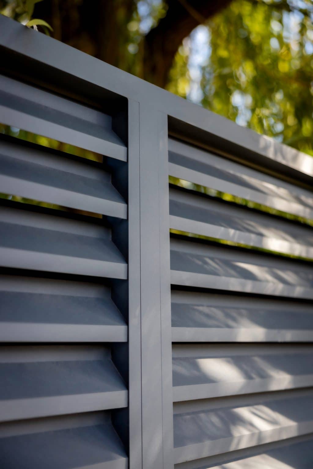 Detail hliníkové samonosné posuvné brány LAMARK | Motiv Lugo | Šedá antracitová barva | Zděné sloupky