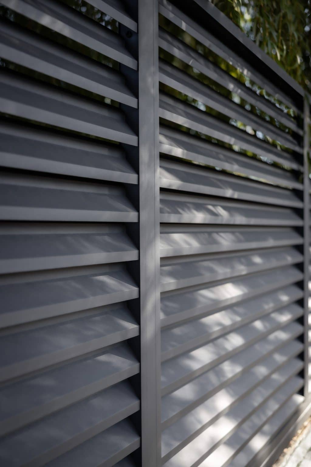 Detail hliníkové samonosné posuvné brány LAMARK | Motiv Lugo | Šedá antracitová barva | Zděné sloupky