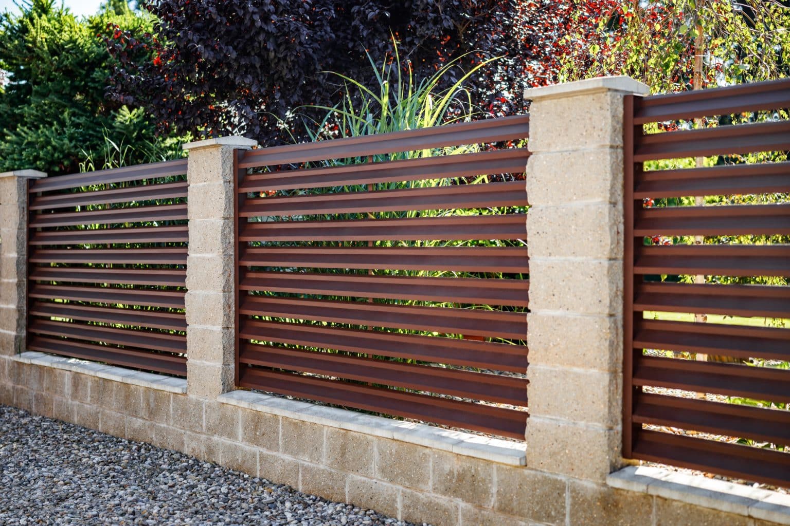 Hliníkový plot LAMARK | Motiv Lugo Air | Hnědá čokoládová barva | Betonové sloupky