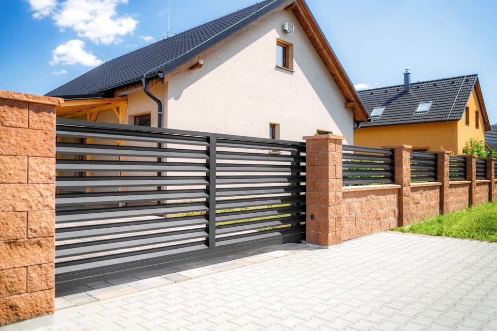 Hliníkový plot LAMARK | Motiv Lugo Air | Černá kovářská barva | Betonové sloupky