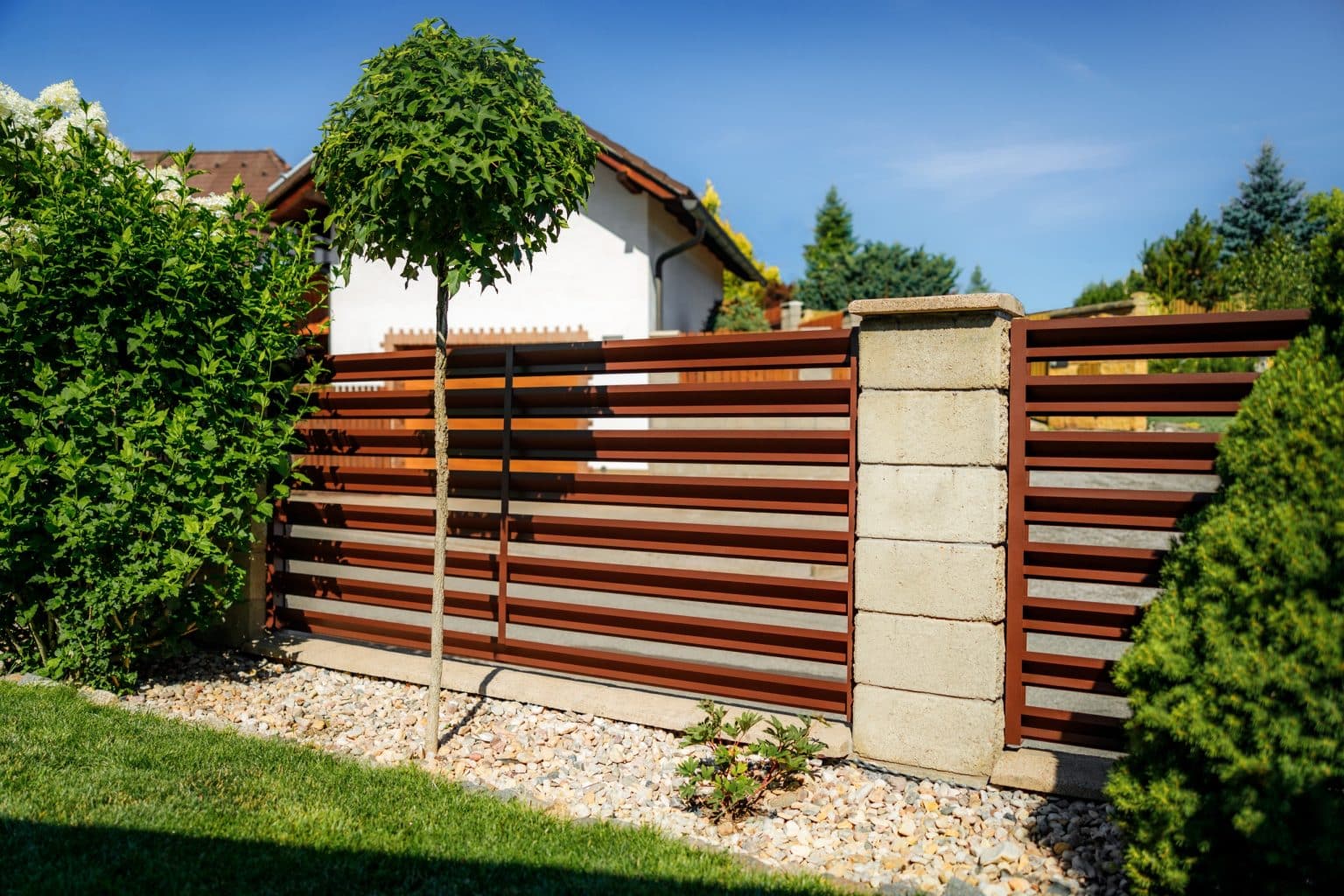 Hliníkový plot LAMARK | Motiv Lugo Air | Hnědá čokoládová barva | Betonové sloupky