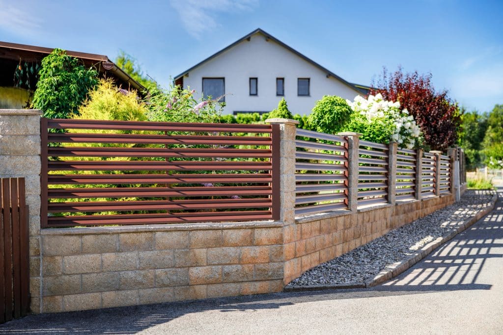 Hliníkový plot LAMARK | Motiv Lugo Air | Hnědá čokoládová barva | Betonové sloupky