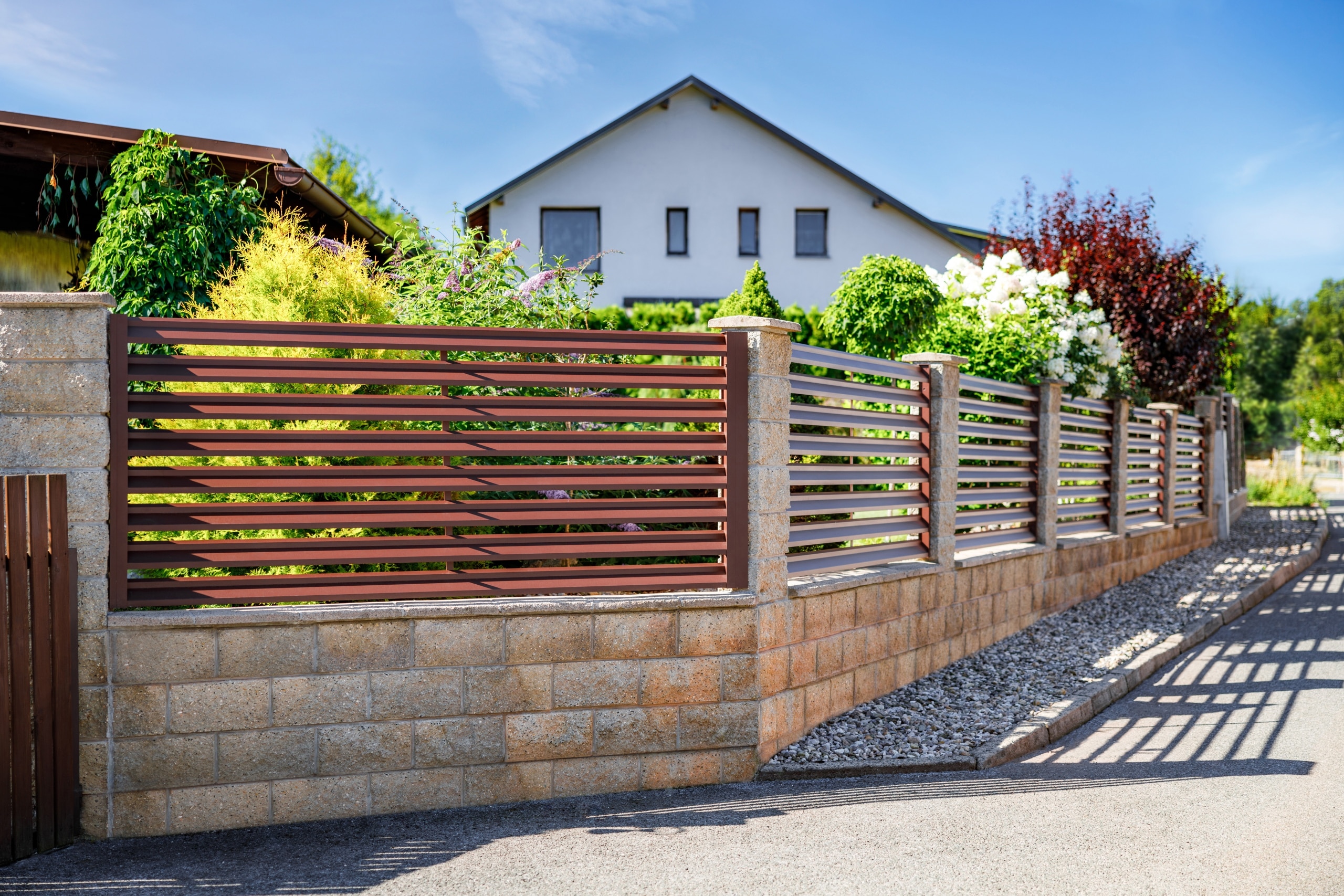 Hliníkový plot LAMARK | Motiv Lugo Air | Hnědá čokoládová barva | Betonové sloupky