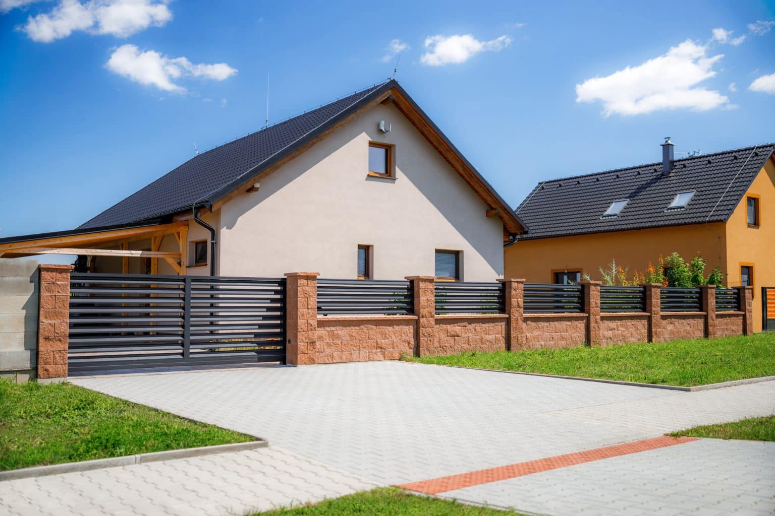 Hliníkový plot LAMARK | Motiv Lugo Air | Černá kovářská barva | Betonové sloupky