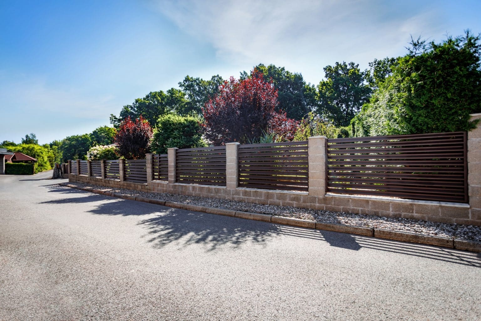 Hliníkový plot LAMARK | Motiv Lugo Air | Hnědá čokoládová barva | Betonové sloupky