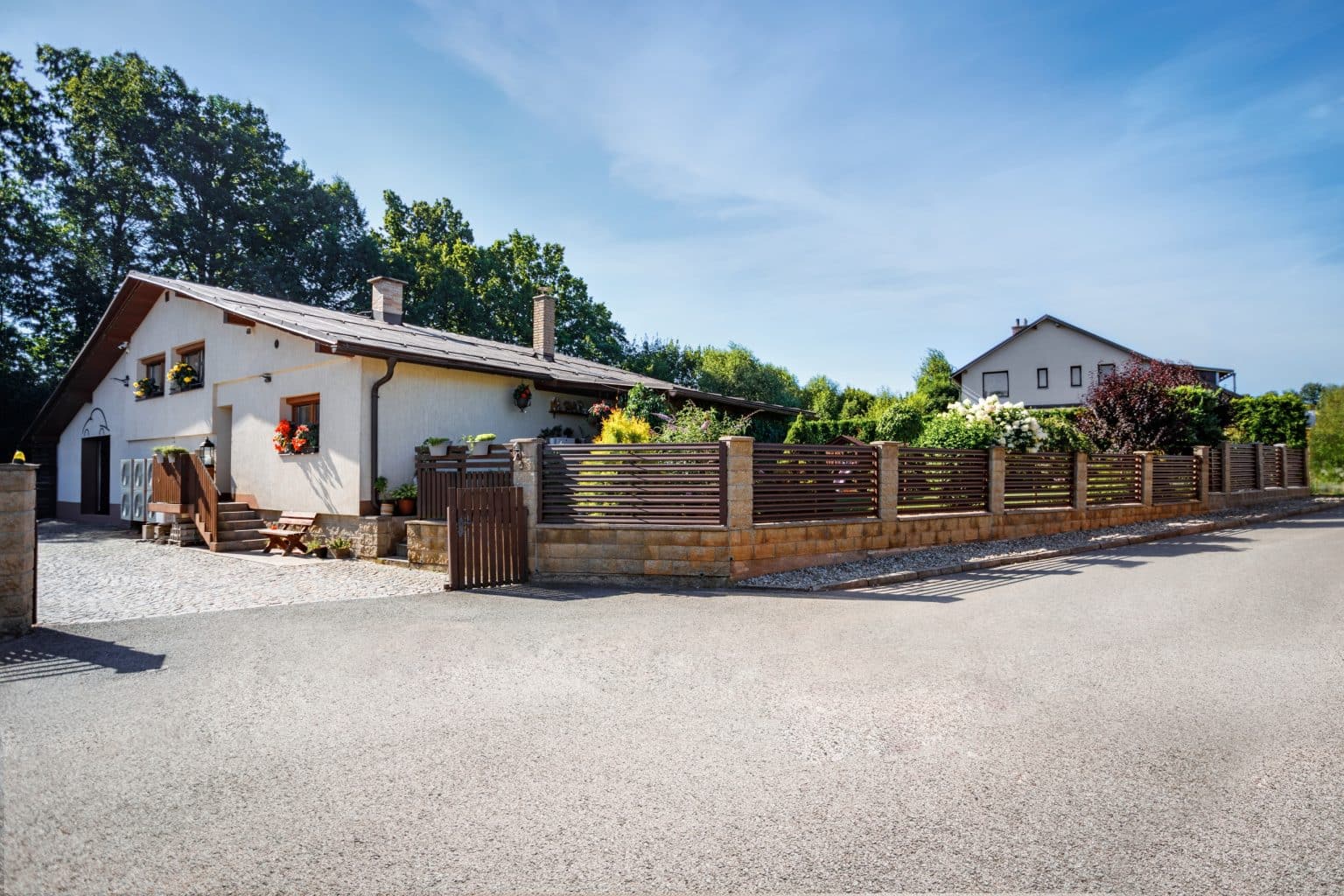 Hliníkový plot LAMARK | Motiv Lugo Air | Hnědá čokoládová barva | Betonové sloupky