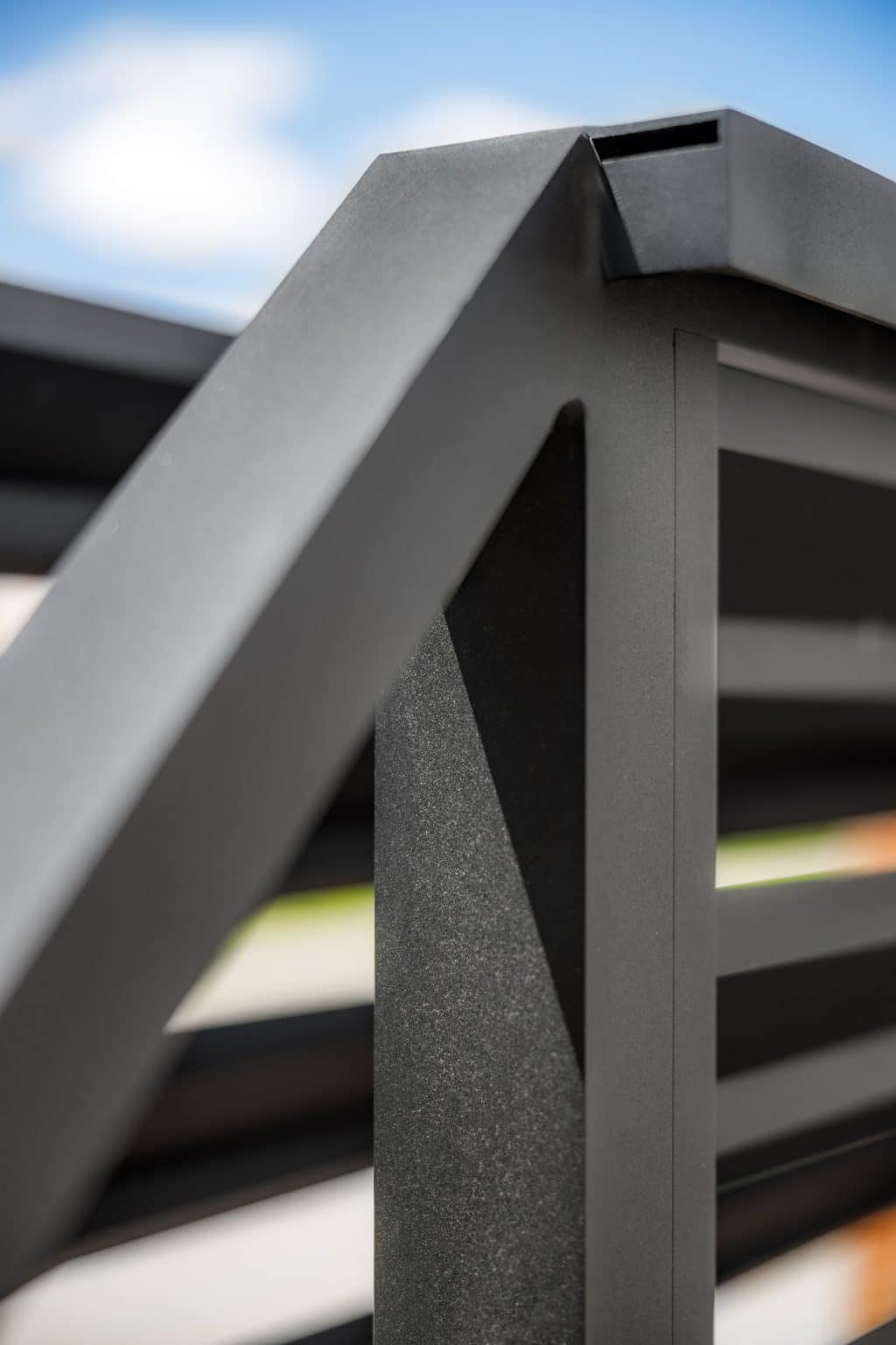 Detail hliníkové samonosné posuvné brány LAMARK | Motiv Lugo Air | Černá kovářská barva | Betonové sloupky