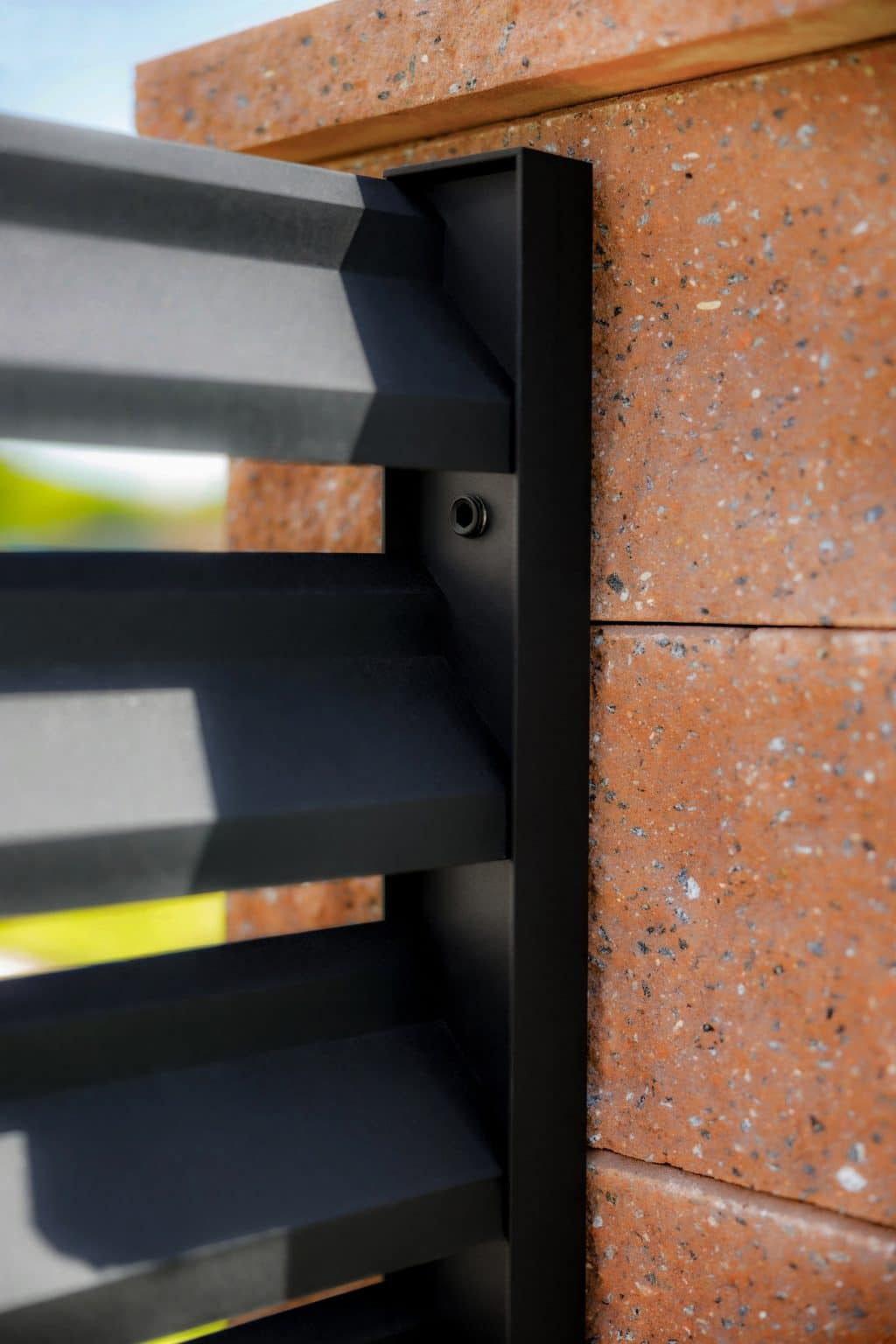 Detail uchycení hliníkového plotu LAMARK | Motiv Lugo Air | Černá kovářská barva | Betonové sloupky