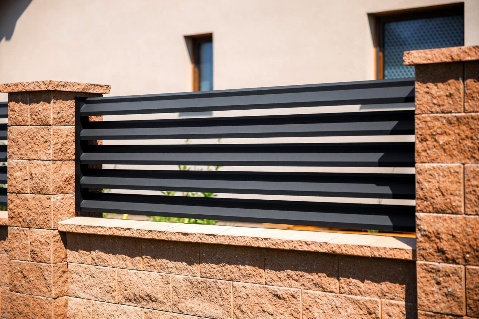 Hliníkový plot LAMARK | Motiv Lugo Air | Černá kovářská barva | Betonové sloupky