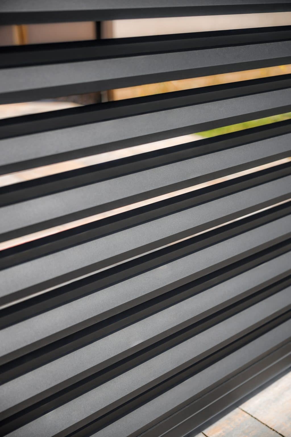 Detail motivu Lugo Air | Hliníkový plot LAMARK | Černá kovářská barva | Betonové sloupky