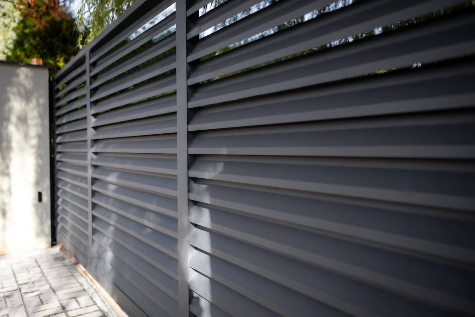 Hliníková samonosná posuvná brána LAMARK | Motiv Lugo | Šedá antracitová barva | Zděné sloupky