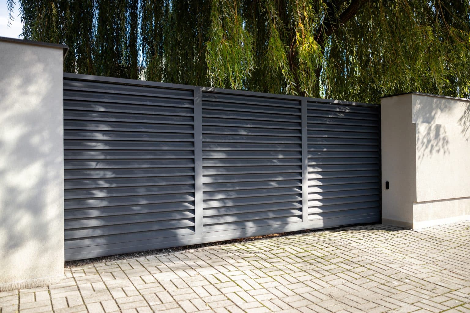 Hliníková samonosná posuvná brána LAMARK | Motiv Lugo | Šedá antracitová barva | Zděné sloupky