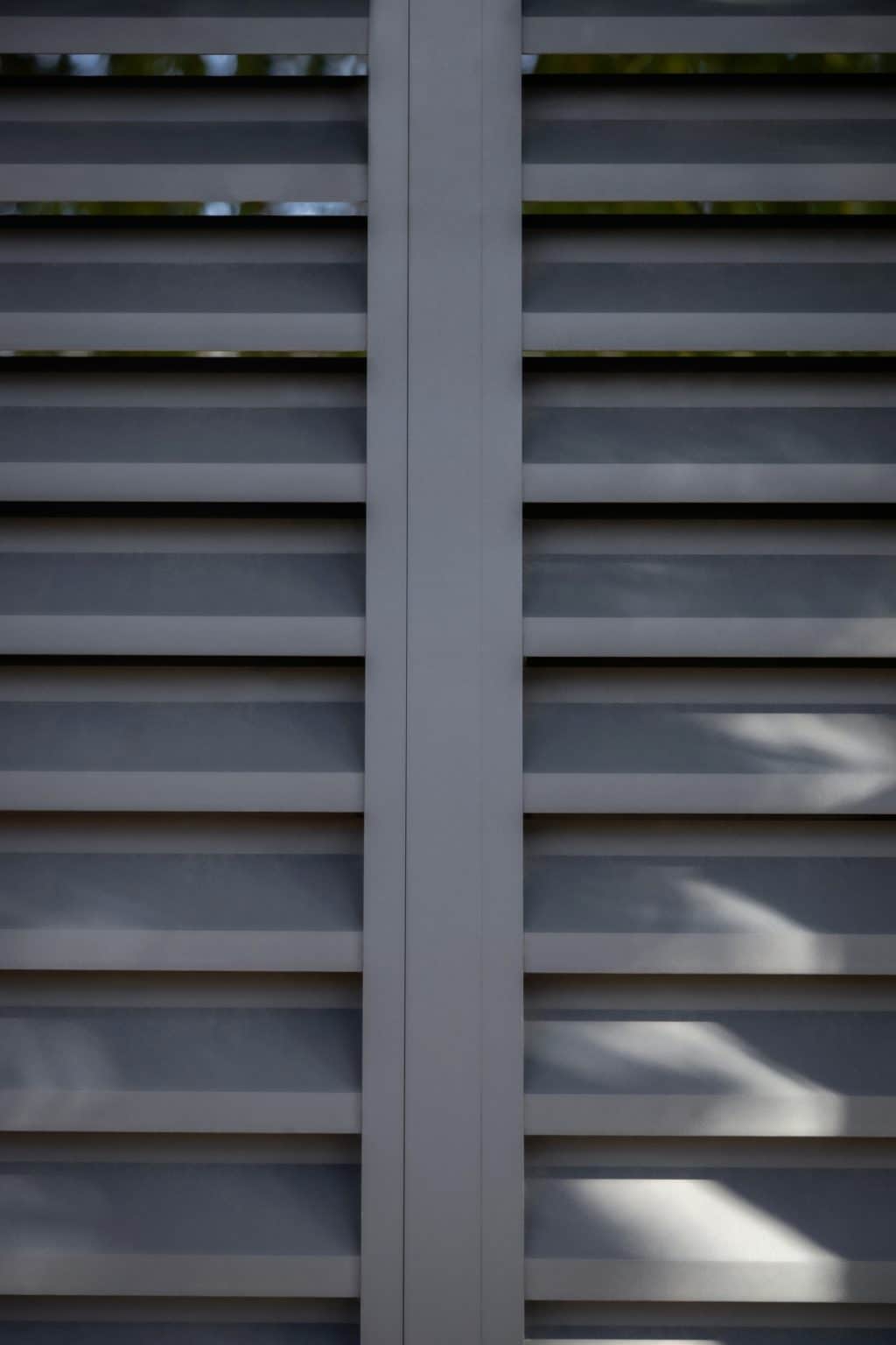 Detail hliníkové samonosné posuvné brány LAMARK | Motiv Lugo | Šedá antracitová barva | Zděné sloupky